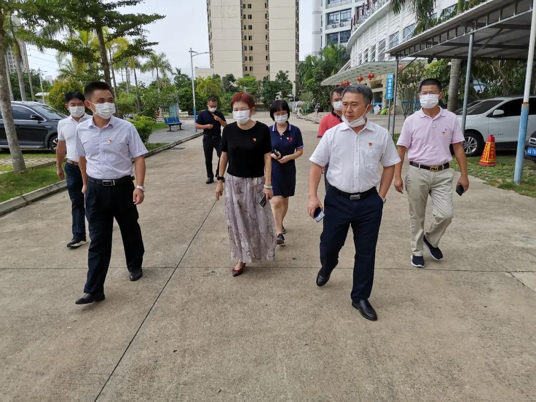 初心不忘,走访慰问——市卫健委曾昭长主任等领导七一看望慰问海口市第四人民医院隔离病区一线医护人员