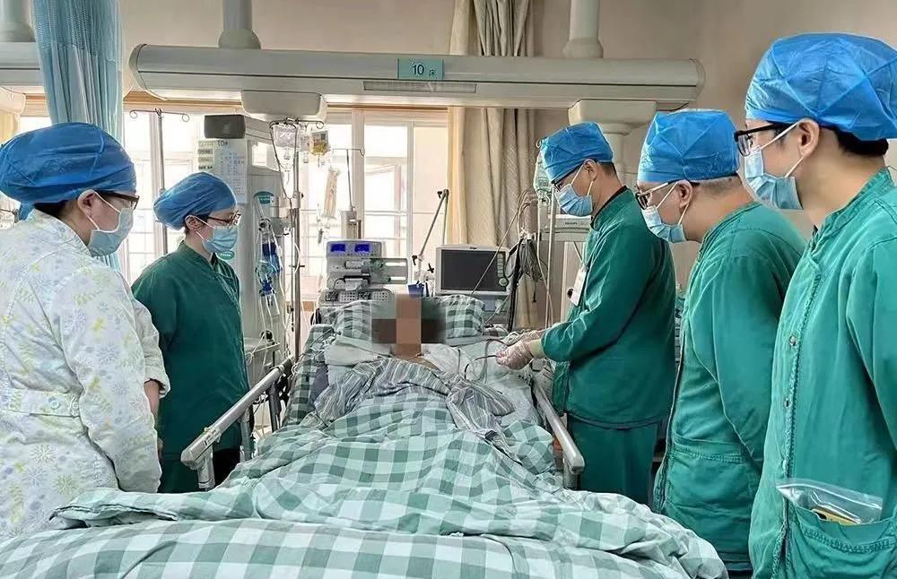 老人洗虾手指被扎,最后竟要截肢保命……一定要注意!