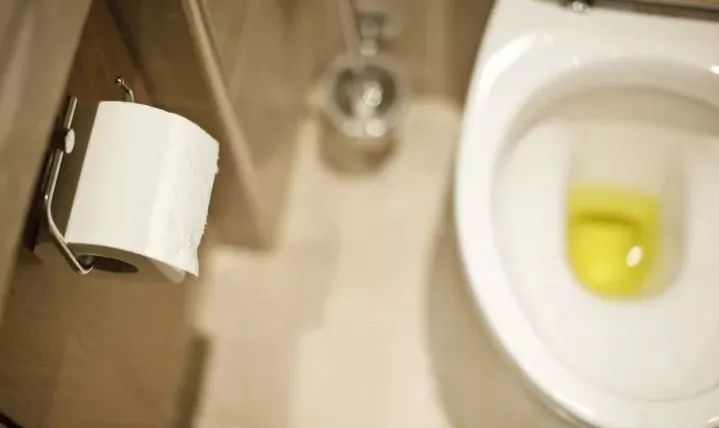 尿黄是上火?泡沫多是肾不好?关于尿尿的4个知识,男女都要看