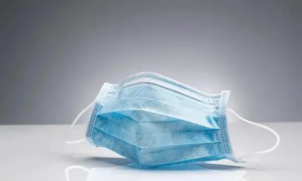 “口罩消毒残留物是一类致癌物质,用口罩前要抖一抖”?疾控专家回应