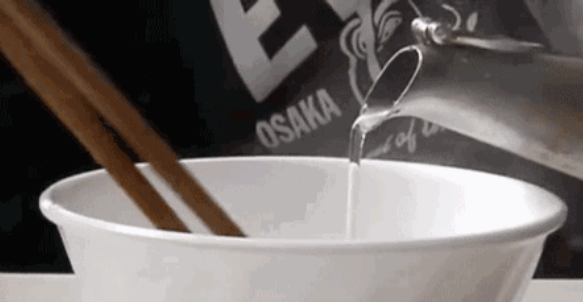 在外吃饭,用热水烫餐具,到底有没有必要?