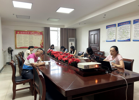 朱坚书记组织党员职工学习照 朱坚书记组织党员职工学习照