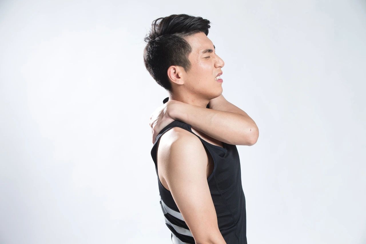 这种看似很舒服的睡觉姿势，正在悄悄毁掉你的肩膀！