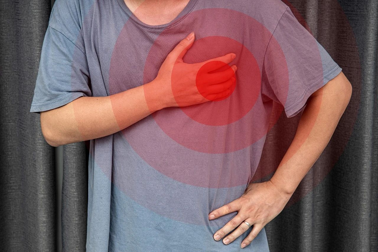 男子背痛硬扛3天，心肌大面积坏死！这7种疼痛是心脏在求救