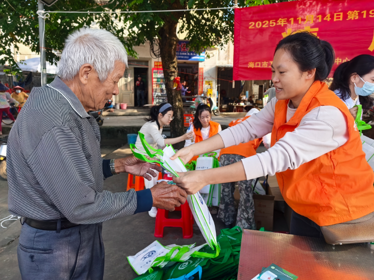 工作人员为村民发放资料 工作人员为村民发放资料
